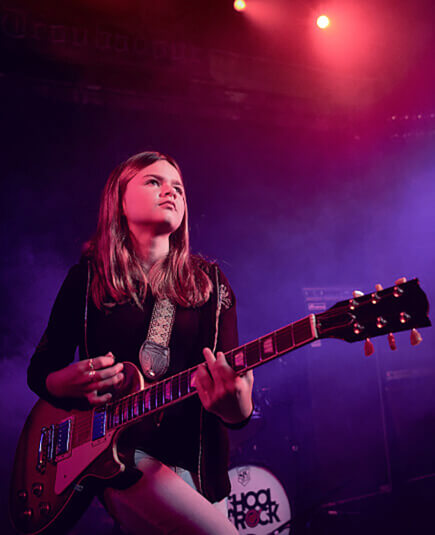 Os alunos apresentam-se em shows de rock por todo o país
