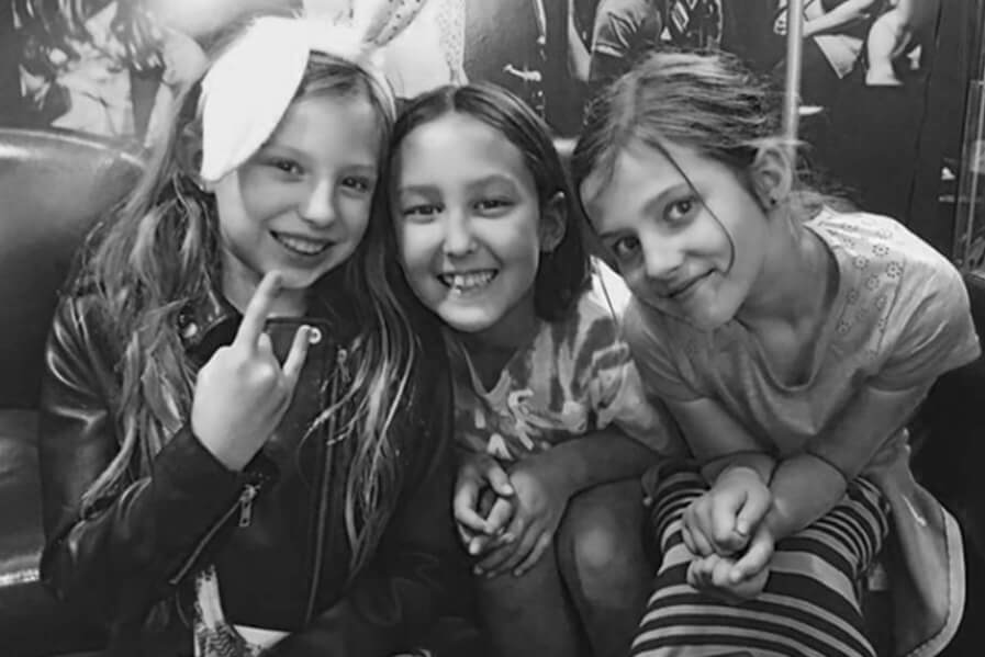 alumnos de música del campamento sonriendo a la cámara