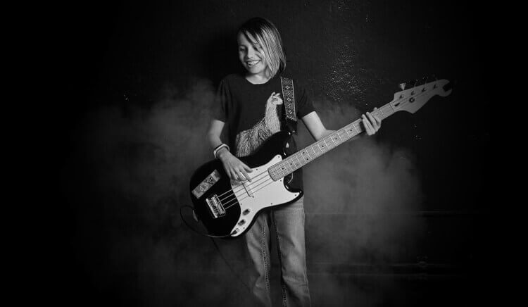 Aluno aprendendo a toca no Programa de Composição da School of Rock