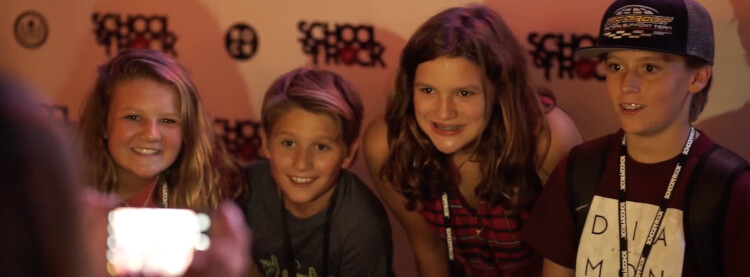 Os alunos da School of Rock adoram tocar no programa Rock 101